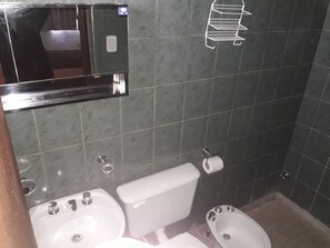 Shower, rainfall showerhead, free toiletries, bidet - Cabañas Tio Maluco (Goya)