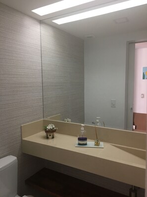 Shower, hair dryer, towels, soap - Beautiful house in Buzios Marina (Lot. Praia Baia Formosa)