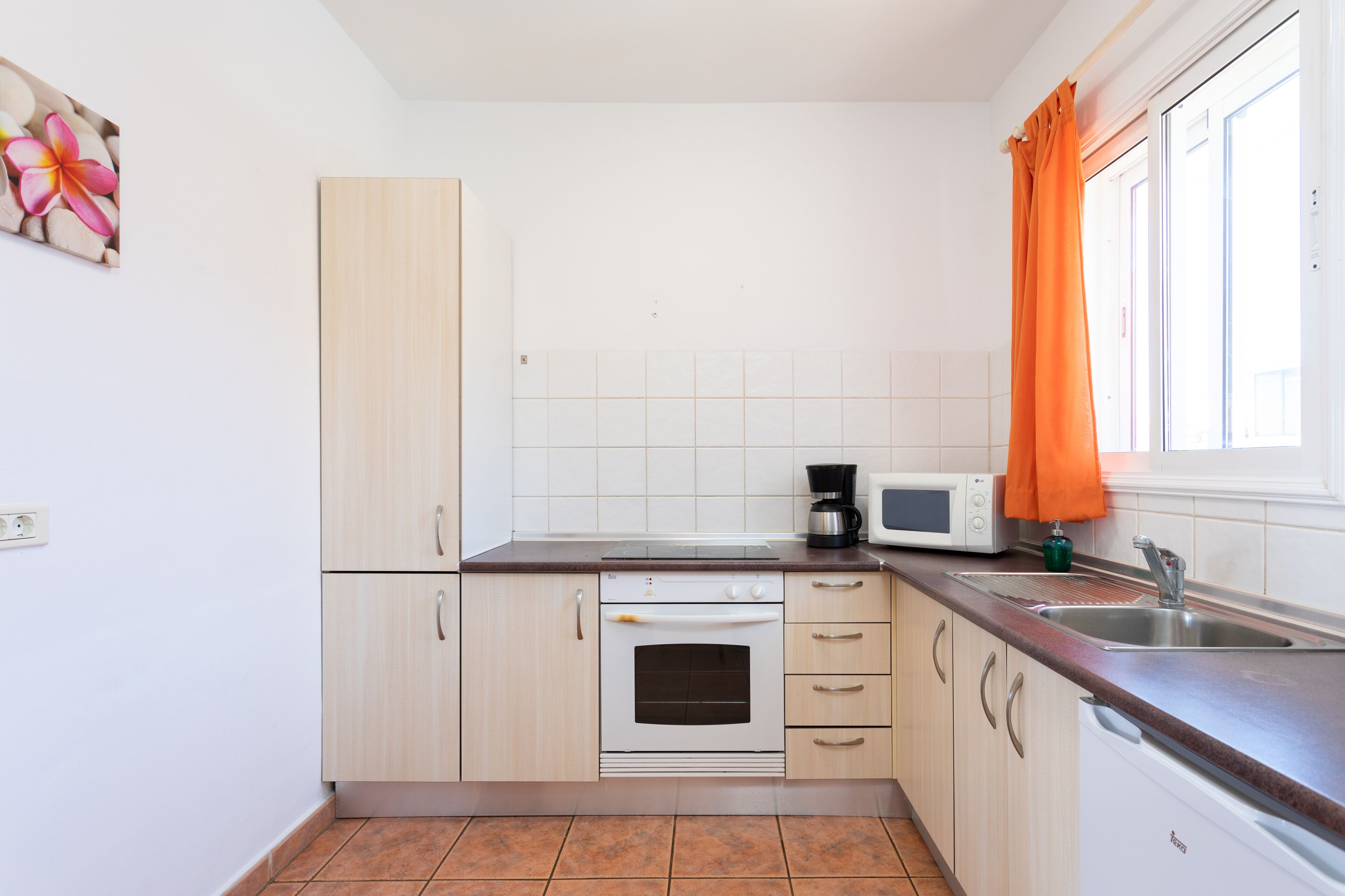Coffee/tea maker, fridge, microwave, oven