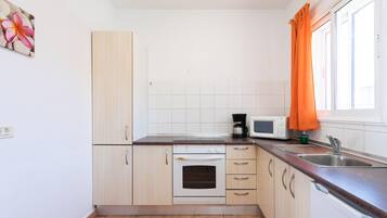 Coffee/tea maker, fridge, microwave, oven