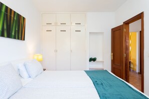 2 slaapkamers, een bureau, een strijkplank/strijkijzer, reisbedje