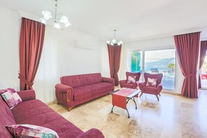 Smart TV, fireplace, DVD player, stereo