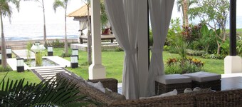 Luxus-Strandvilla mit Infinity-Pool.
