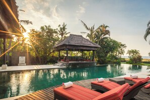 Pool - Luxury Beach Villa with Infinity Pool. (Singaraja)