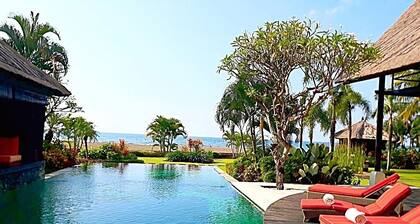 Ylellinen rantahuvila uima-altaalla.