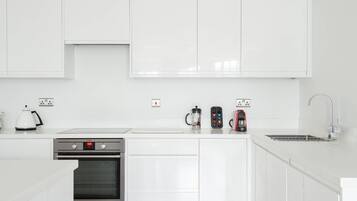 Frigorífico, microondas, horno y placa de cocina