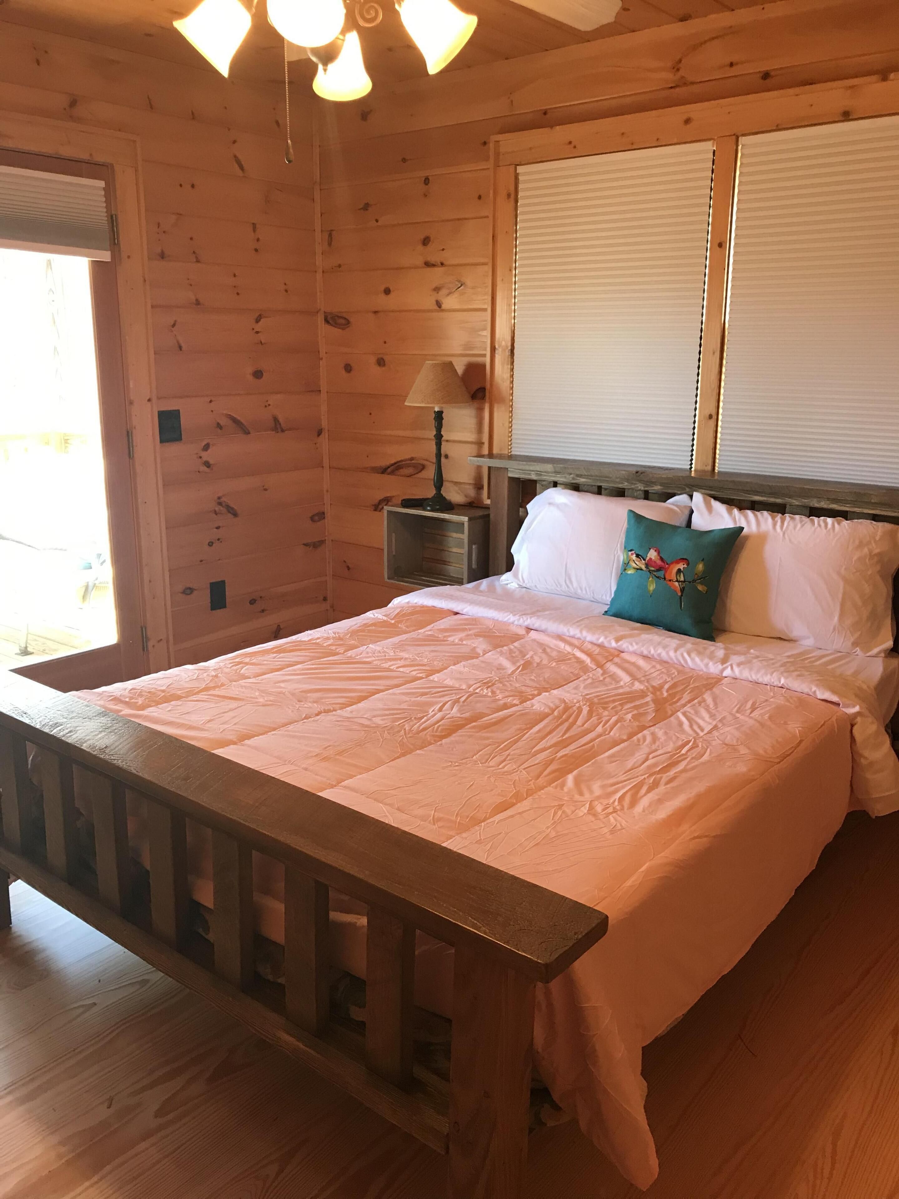 Beautiful fall views! Private, easy access, 6 mins to town.