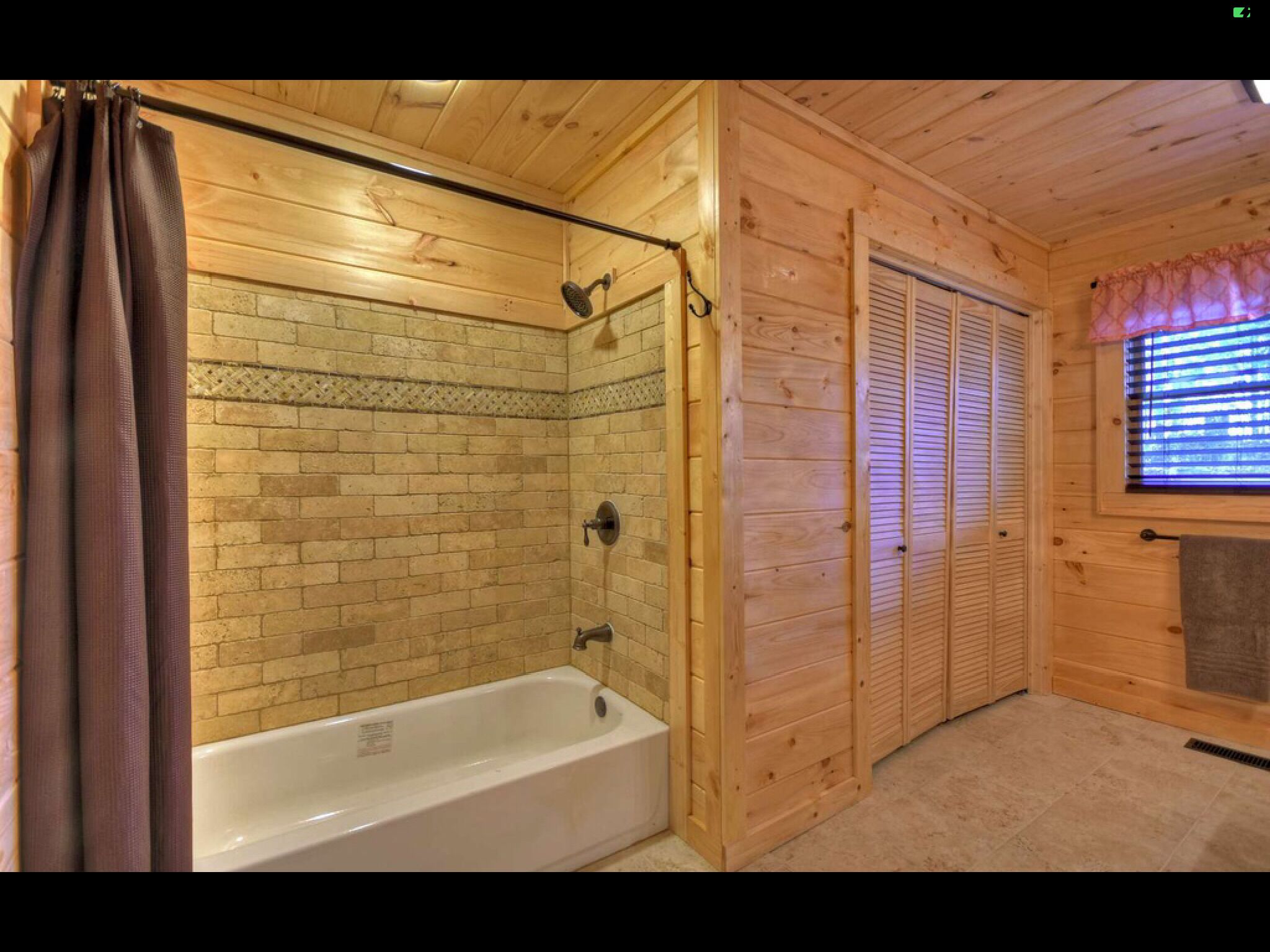 Beautiful fall views! Private, easy access, 6 mins to town.