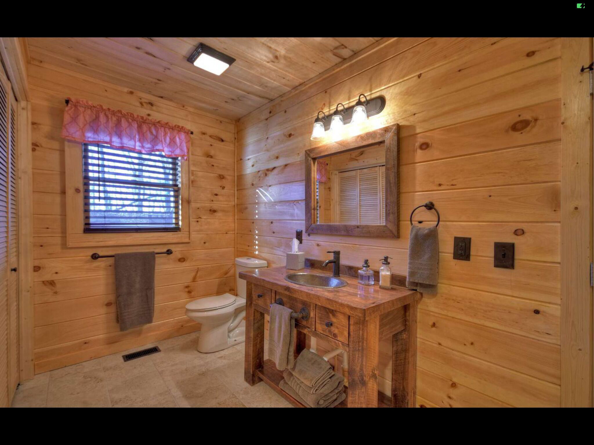 Beautiful fall views! Private, easy access, 6 mins to town.