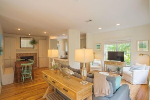 TV, fireplace - Olive's Cottage in The Hammocks / 2 Pools / Short Walk to Beach / 4 Bikes (Seagrove Beach)