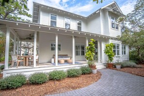 Outdoor dining - Olive's Cottage in The Hammocks / 2 Pools / Short Walk to Beach / 4 Bikes (Seagrove Beach)