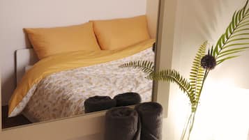 Habitación doble | Decoración personalizada, muebles diferentes y escritorio