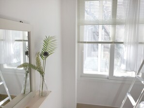 Kamar Twin Basic | Didekorasi berbeda-beda dan dilengkapi dengan perabotan berbeda-beda