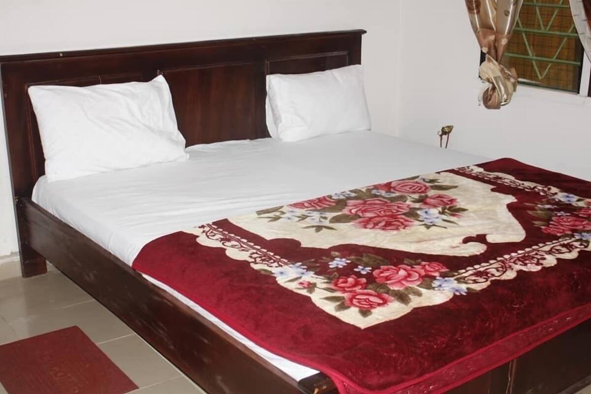 Room, 1 King Bed, Non Smoking | Individually decorated, individually furnished, bed sheets