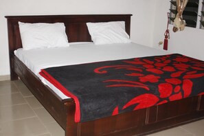 Room, 1 King Bed, Non Smoking | Individually decorated, individually furnished, bed sheets - Jostev Hotel (Kumasi)