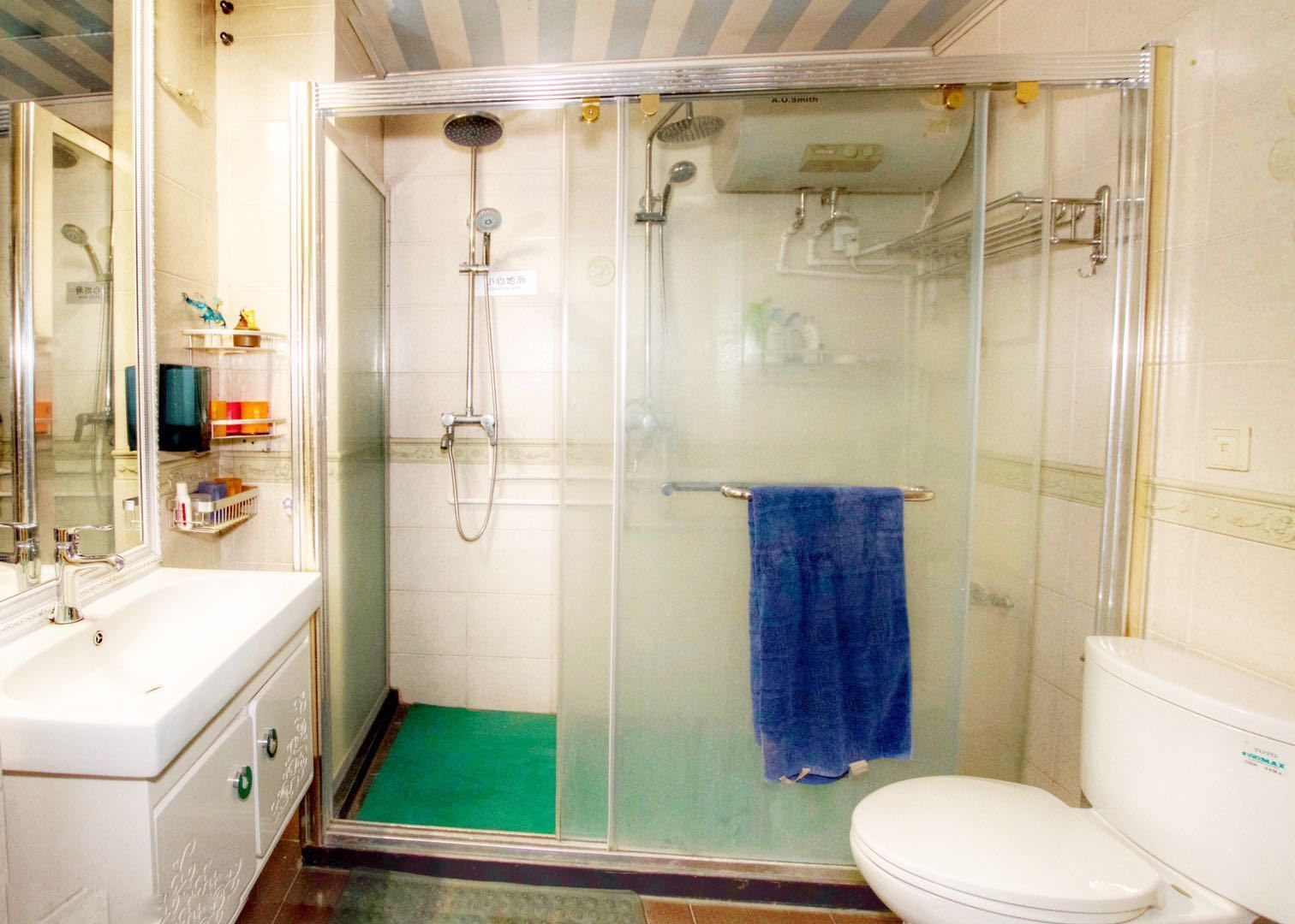 Familienapartment | Badezimmer | Dusche, Regendusche, kostenlose Toilettenartikel, Haartrockner