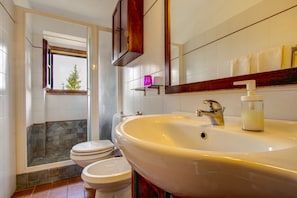 A bathroom with a bathtub, toilet, and sink. - Agriturismo Filettro (Volterra)