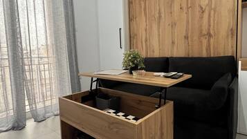 Télévision, lecteur de DVD, livres, chaßne hi-fi