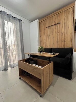 Televisión, reproductor de DVD, libros y estéreo 