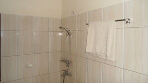 Chambre double | Douche de la salle de bain
