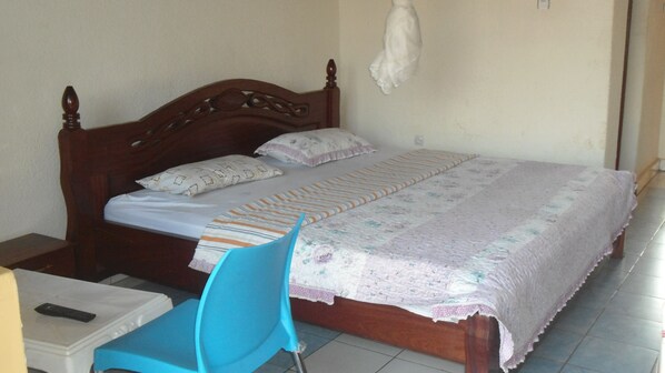In-room safe, desk, blackout drapes, soundproofing - Airport luxury motel (Kigali)