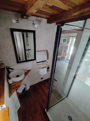 Regadera, secadora de cabello, bidet, toallas