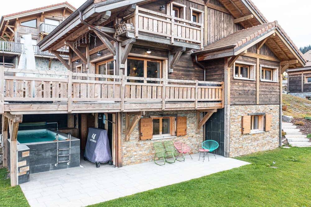New chalet, 300 m from the slopes, lake view, sauna, outdoor swimming pool