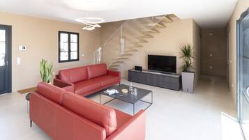 Télévision, table de tennis de table, chaßne hi-fi