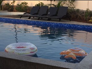 15 つの屋外プール、サンラウンジャー