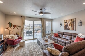 Smart TV, fireplace, video game console, DVD player - Sleeps 16 w/ 4 Kings - Bunk Loft on the 18th Hole (St. George)