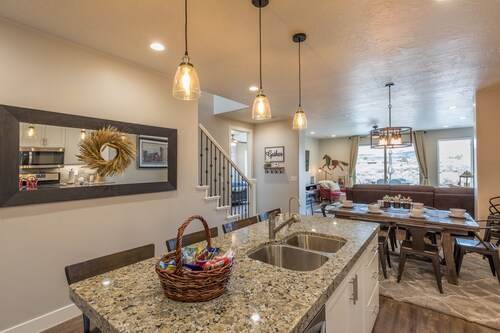 Sleeps 16 w/ 4 Kings - Bunk Loft on the 18th Hole