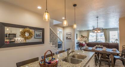 Sleeps 16 w/ 4 Kings - Bunk Loft on the 18th Hole