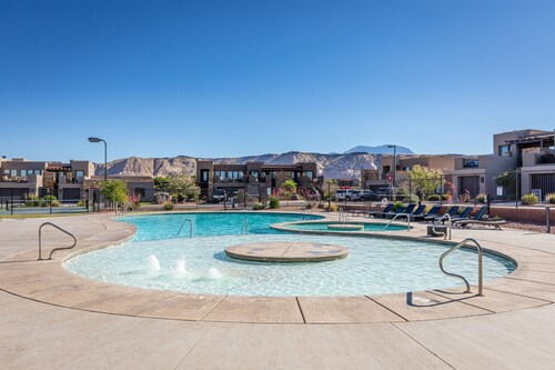 Sleeps 16 w/ 4 Kings - Bunk Loft on the 18th Hole
