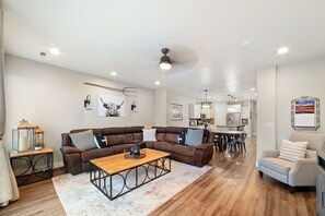 Smart TV, fireplace, video game console, DVD player - Sleeps 16 w/ 4 Kings - Bunk Loft on the 18th Hole (St. George)