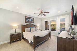 4 bedrooms, desk, iron/ironing board, travel cot - Sleeps 16 w/ 4 Kings - Bunk Loft on the 18th Hole (St. George)