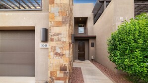 A modern house with a stone facade, a garage, and a well-maintained garden. - Sleeps 16 w/ 4 Kings - Bunk Loft on the 18th Hole (St. George)