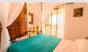 5 bedrooms, iron/ironing board, WiFi, bed sheets