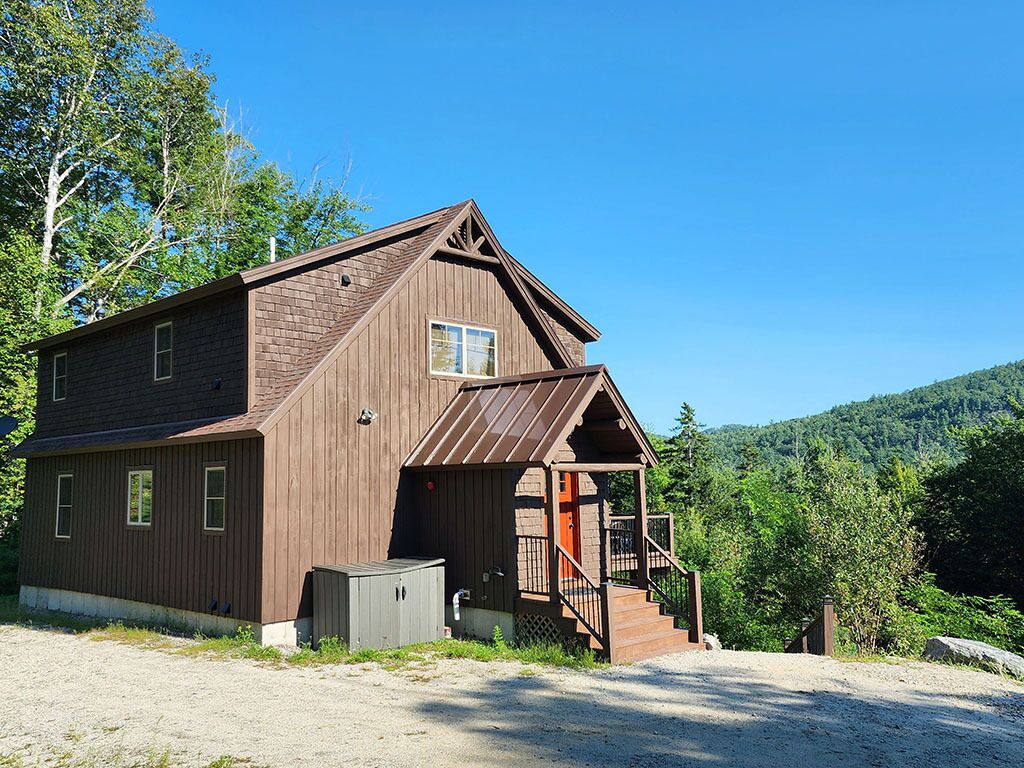 Sleeps 19, Fire Pit, Hot Tub, Deck, Grill, Swimming Nearby!