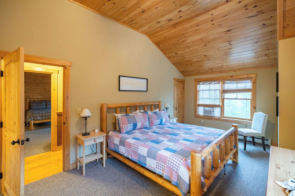 Sleeps 19, Fire Pit, Hot Tub, Deck, Grill, Swimming Nearby!