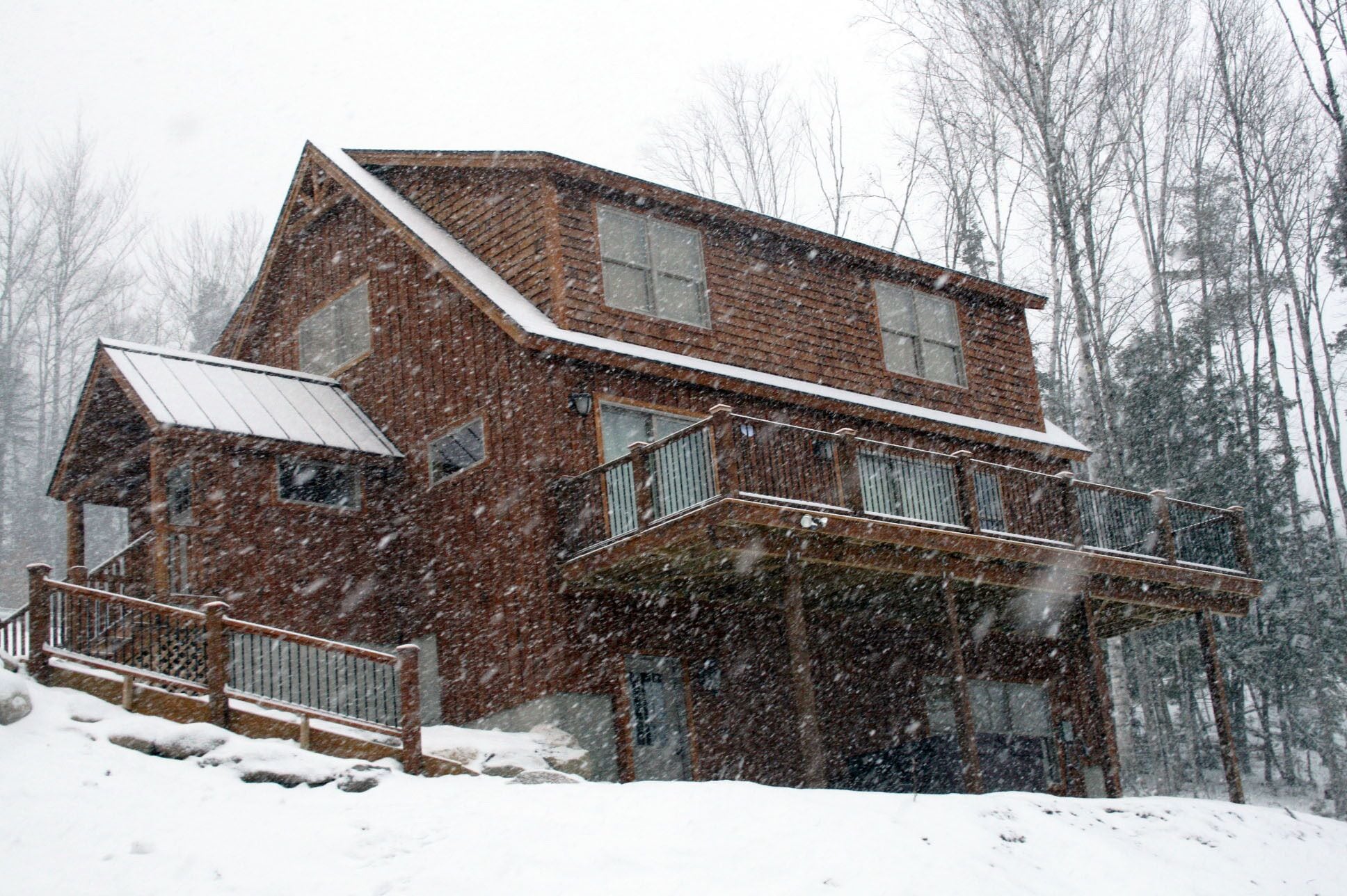 Sleeps 19, Fire Pit, Hot Tub, Deck, Grill, Swimming Nearby!