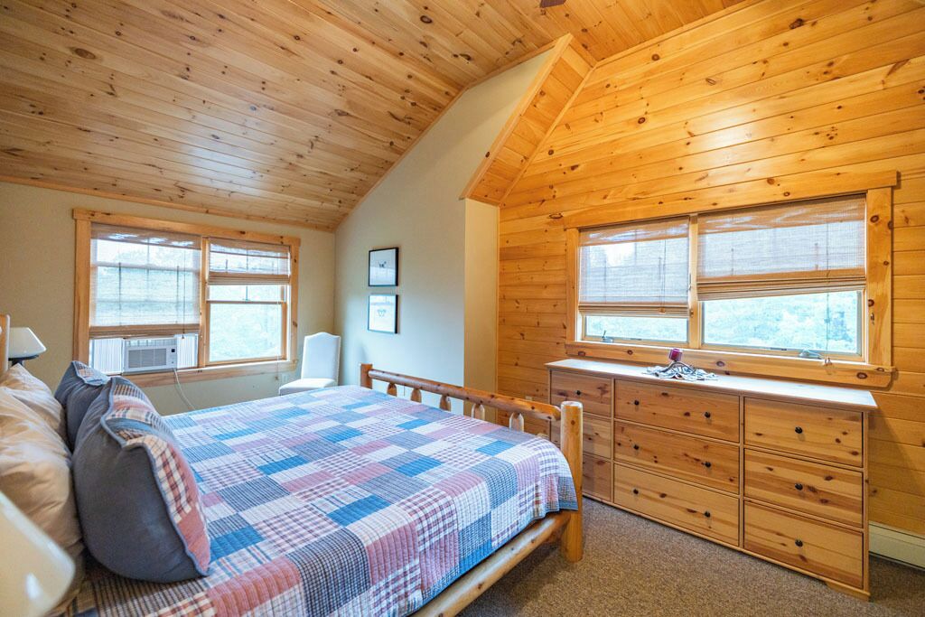 Sleeps 19, Fire Pit, Hot Tub, Deck, Grill, Swimming Nearby!