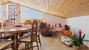 A dining area with a wooden ceiling, a round table, and wicker chairs. - If you dream it, you can make it come true.Relax and enjoy the unique experience of VillaLena (Siracusa)