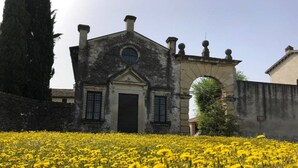 A historic building with a central entrance, flanked by two symmetrical wings, and an arched gateway. - Relaxing historic villa,  cycle path to the city center, lake, Valpolicella  (Corno Alto)