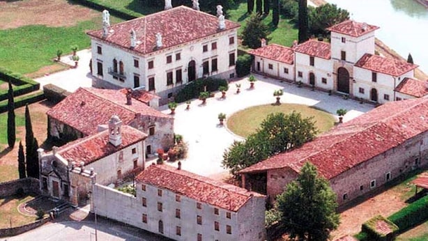 A courtyard with a central open space surrounded by buildings with red-tiled roofs. - Relaxing historic villa,  cycle path to the city center, lake, Valpolicella  (Corno Alto)