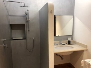 Shower, hair dryer, bidet, towels - Relaxing historic villa,  cycle path to the city center, lake, Valpolicella  (Corno Alto)