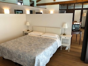 2 bedrooms, in-room safe, iron/ironing board, free WiFi