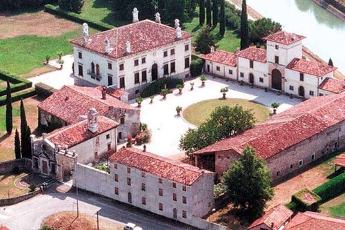 Relaxing historic villa greenery cyclepath to the city center lake Valpolicella 