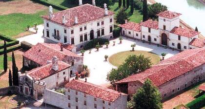Relaxing historic villa greenery cyclepath to the city center lake Valpolicella