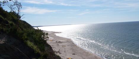 Playa en los alrededores y camastros