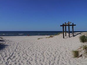 Beach nearby, sun-loungers - 3 room apartment 450m to the beach, on the edge of the nature park (sand dunes) (Rowy)